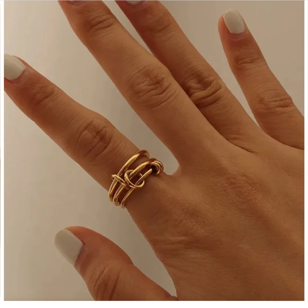 AMARETTI RING | Louise Carter | Elegant Gold Knot Ring